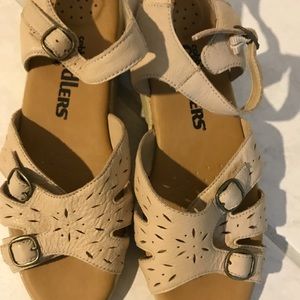 Cuddled sandals